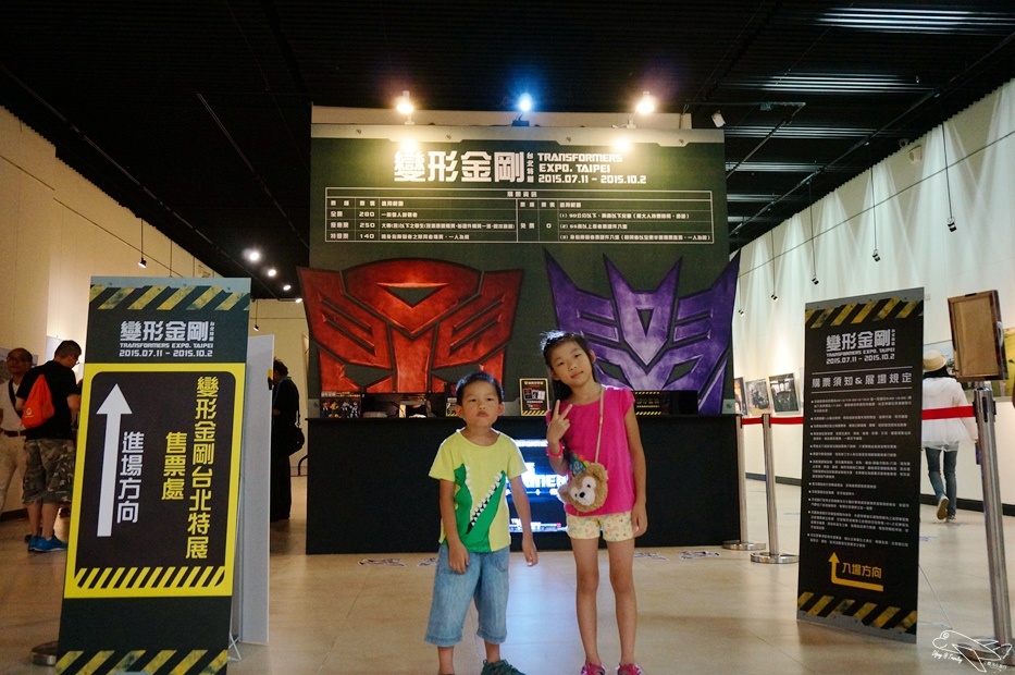 [國內趴趴走。北部]國立中正紀念堂。變形金剛特展。大黃蜂現身，機器人迷最愛～