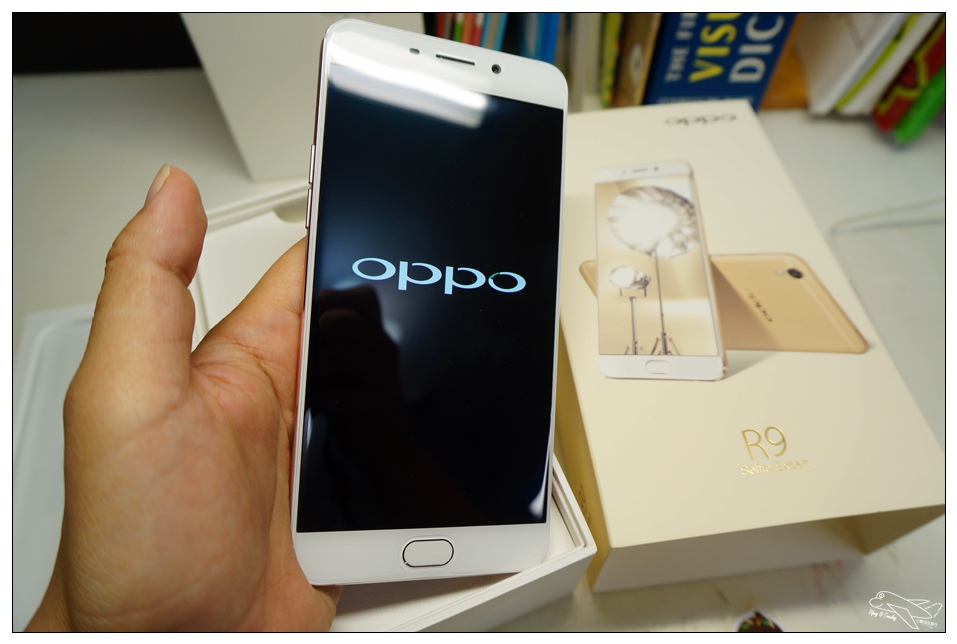[新機]心機Oppo R9玫瑰金微開箱～一萬五以下手機新選擇～5.5吋、調和IOS與ANDORID界面、自拍神機、快速閃充～帶著OPPO R9旅行隨拍好手機～