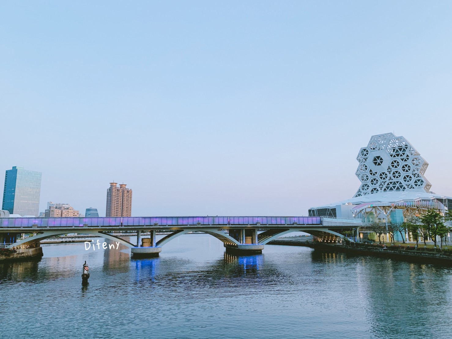 高雄新景點｜高雄流行音樂中心Kaohsiung Music CenterＸ輕軌真愛碼頭站