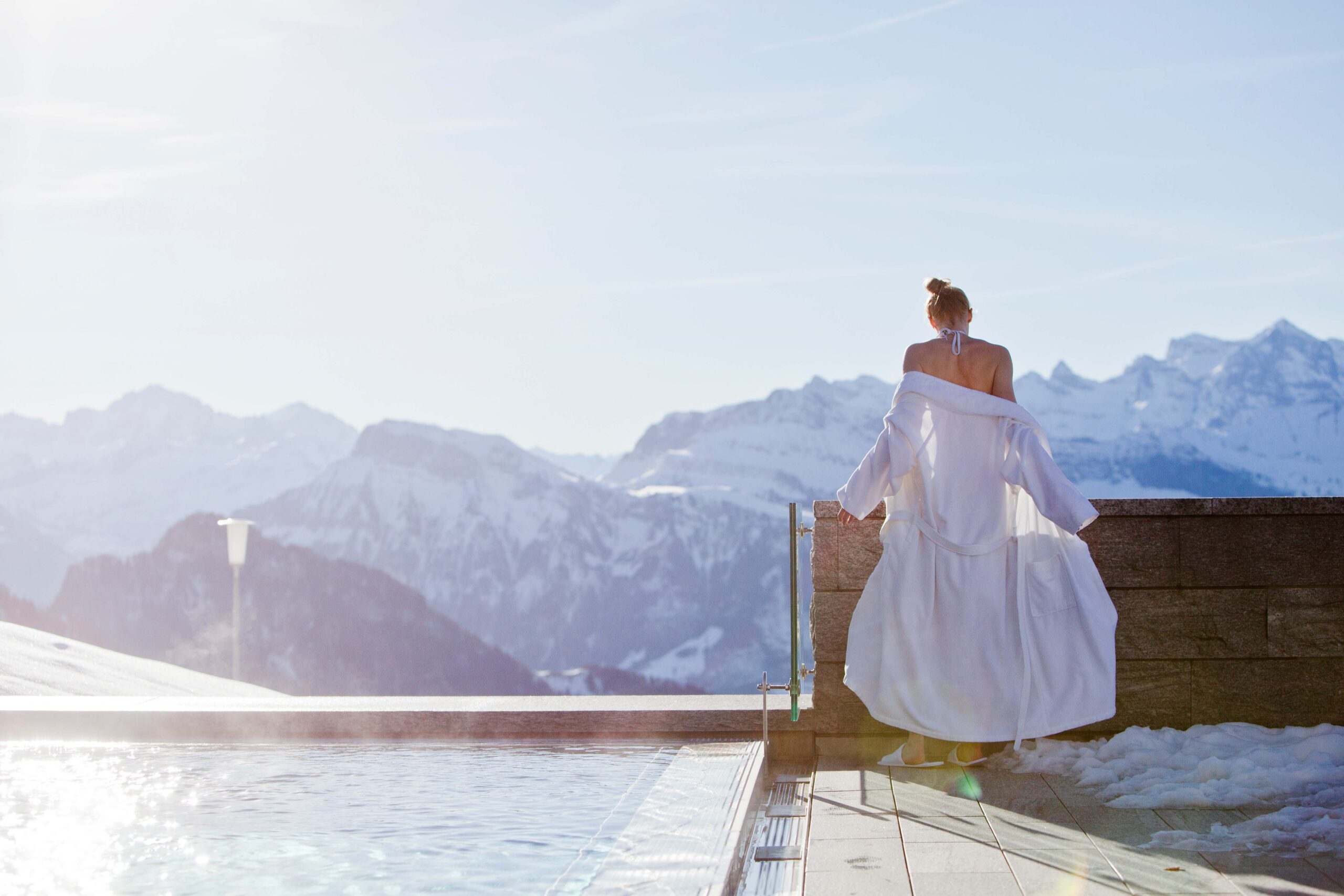 瑞士瑞吉山SPA｜Rigi Kaltbad Mineral Baths & Spa，看著山景泡湯