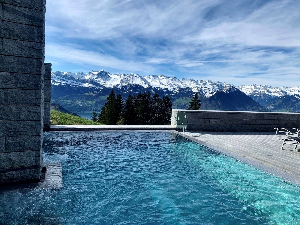 瑞士瑞吉山SPA｜Rigi Kaltbad Mineral Baths & Spa，看著山景泡湯