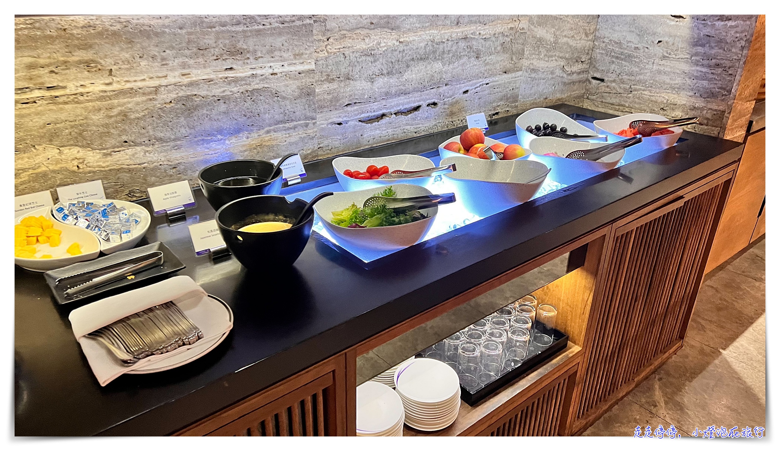 華航專屬商務艙貴賓室｜金卡會員資格使用，設計感十足、牛肉麵有誠意
