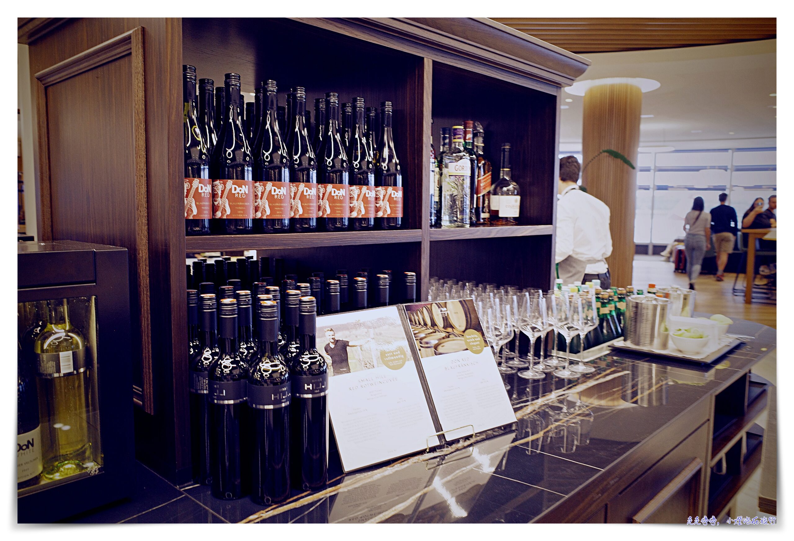 維也納機場貴賓室Vienna Lounge｜空間寬敞、小紅帽咖啡、飲料食物隨時補充