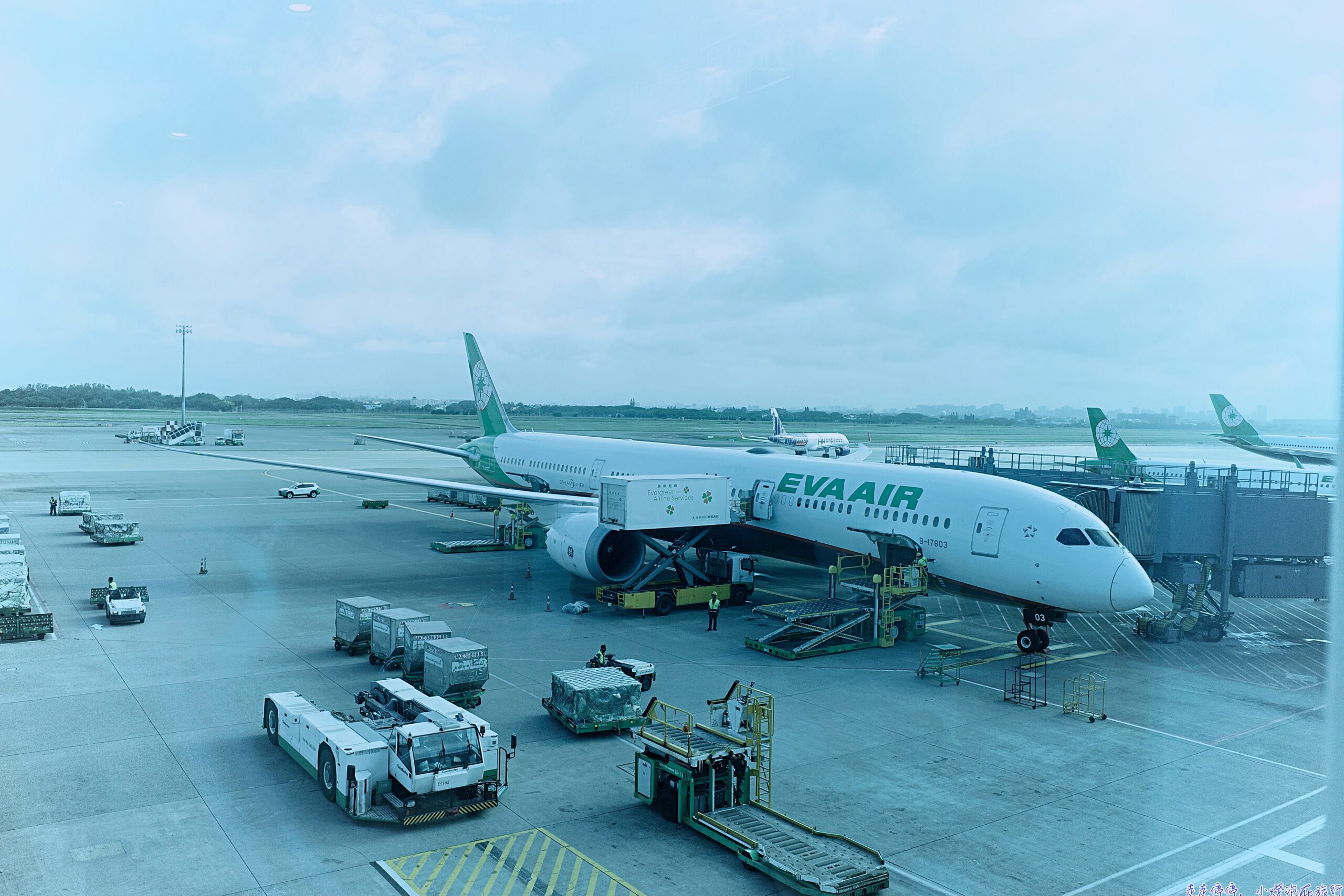 長榮航空BR160台北飛首爾商務艙評測｜桃園機場長榮Garden貴賓室初體驗 @走走停停，小燈泡在旅行