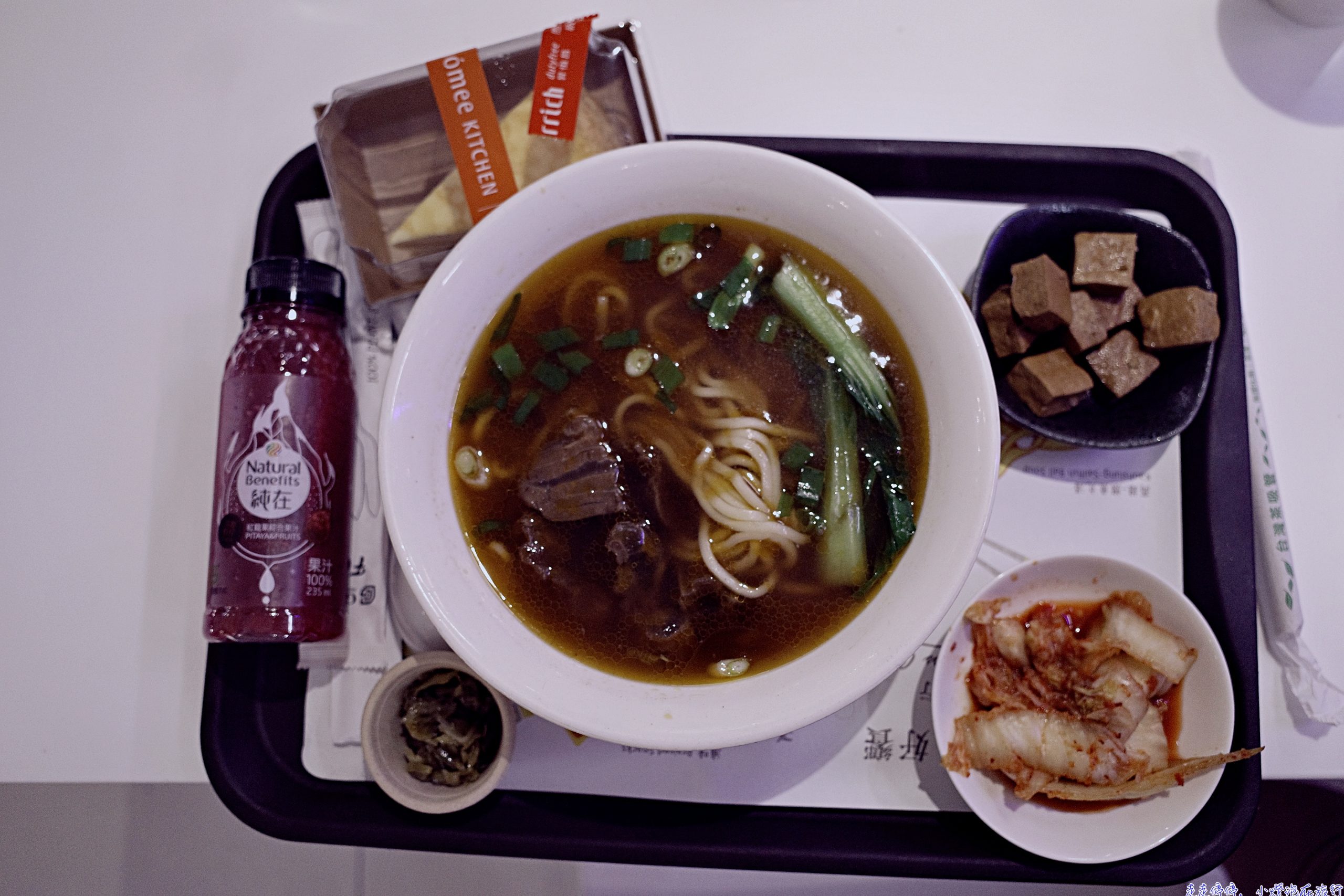 桃園機場龍騰卡怎麼用？環亞貴賓室（Plaza Premium）排隊爆滿，不如去Homee Kitchen好饗廚房吃現做熱餐更划算（2026最新比較）