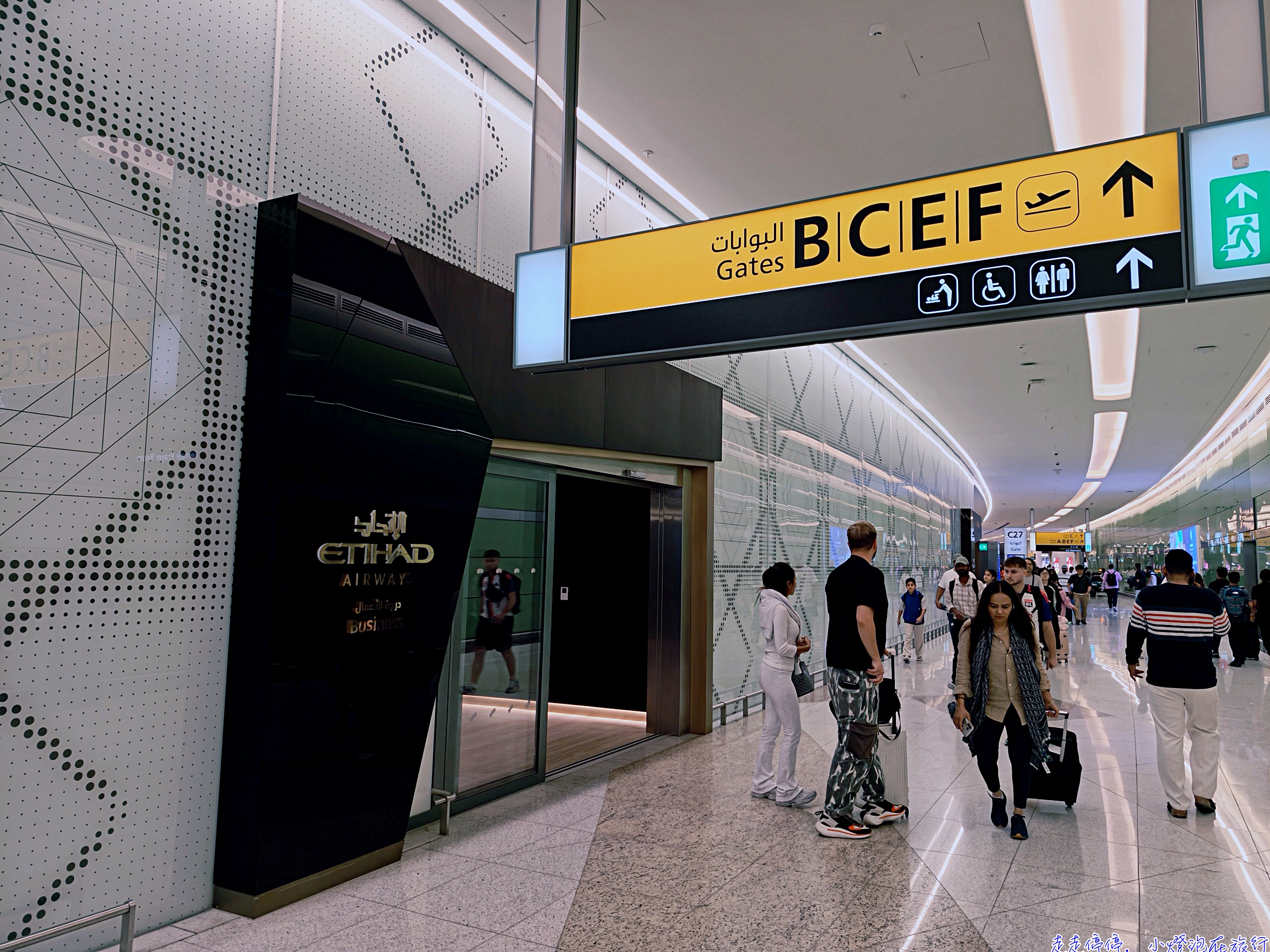 阿布達比機場商務艙貴賓室完整攻略｜Etihad Lounge 三層樓像飯店，設計感十足，轉機吃飯、洗澡、休息一次搞定