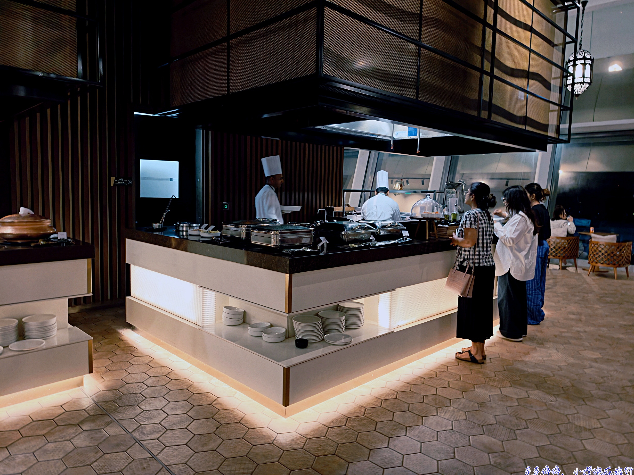 阿布達比機場商務艙貴賓室完整攻略｜Etihad Lounge 三層樓像飯店，設計感十足，轉機吃飯、洗澡、休息一次搞定