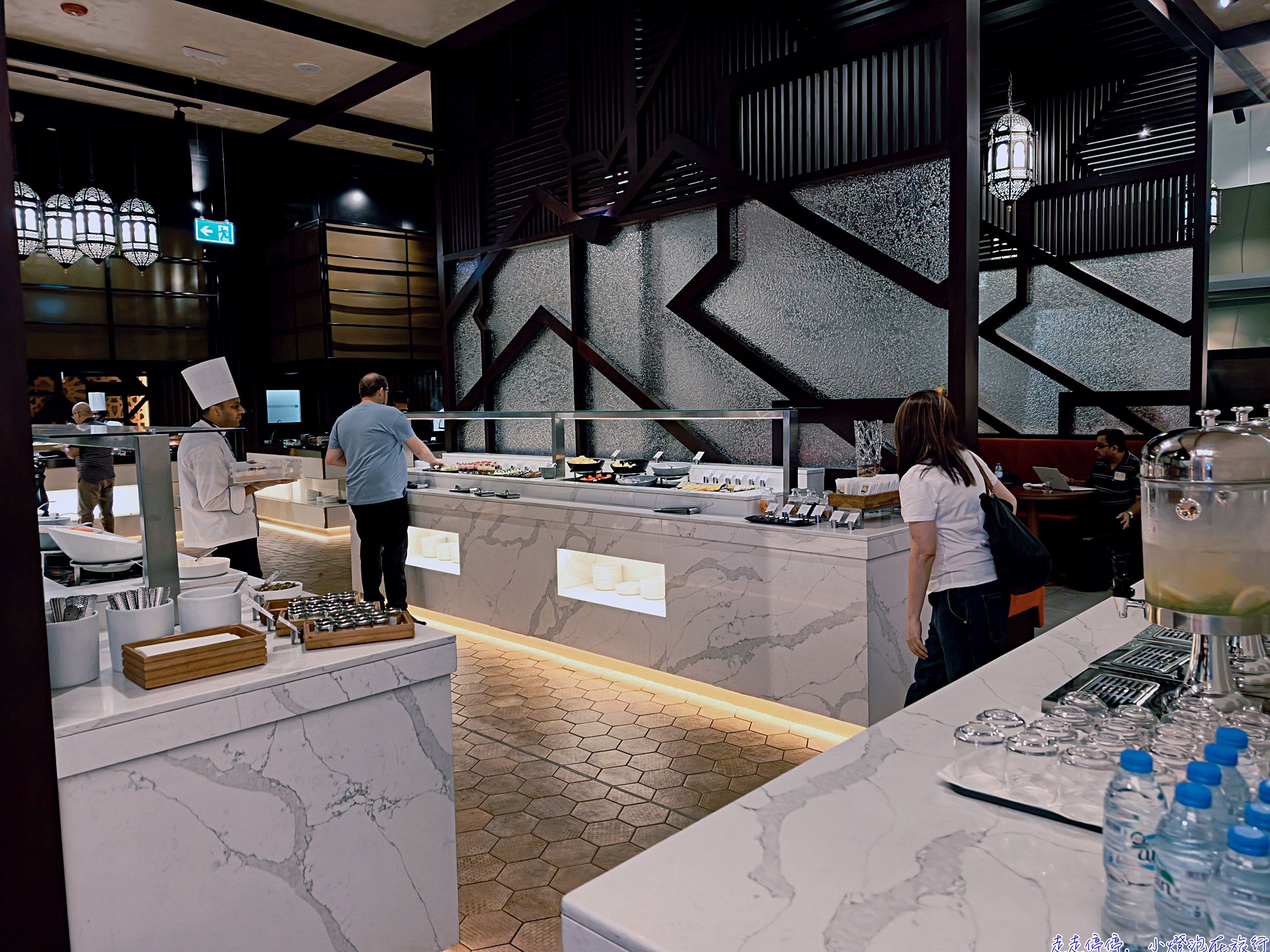 阿布達比機場商務艙貴賓室完整攻略｜Etihad Lounge 三層樓像飯店，設計感十足，轉機吃飯、洗澡、休息一次搞定