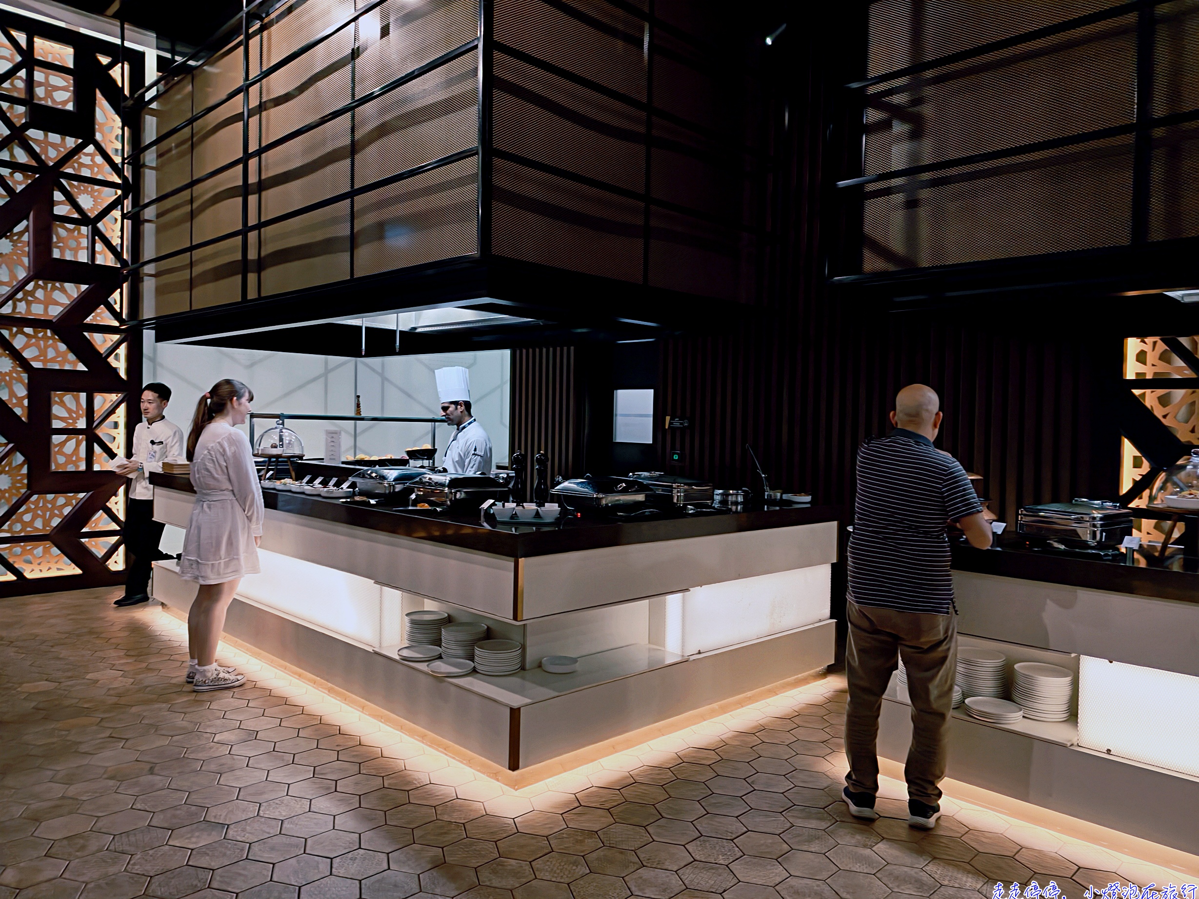 阿布達比機場商務艙貴賓室完整攻略｜Etihad Lounge 三層樓像飯店，設計感十足，轉機吃飯、洗澡、休息一次搞定