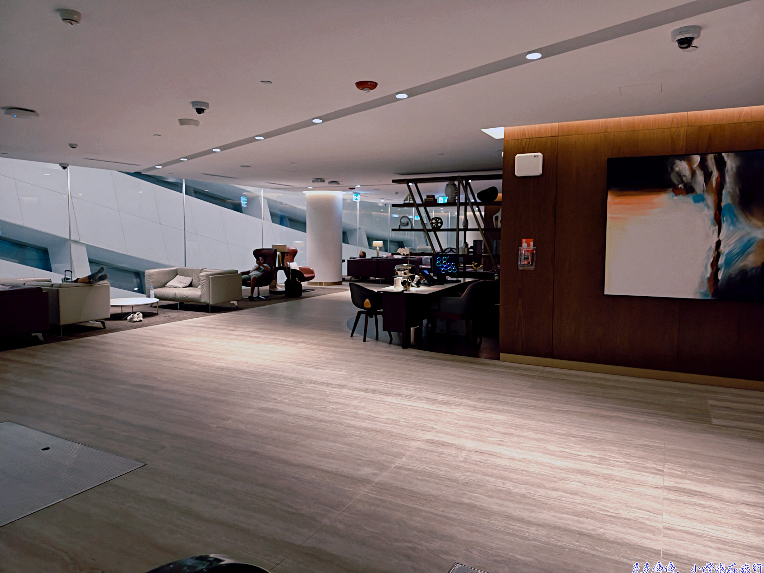 阿布達比機場商務艙貴賓室完整攻略｜Etihad Lounge 三層樓像飯店，設計感十足，轉機吃飯、洗澡、休息一次搞定