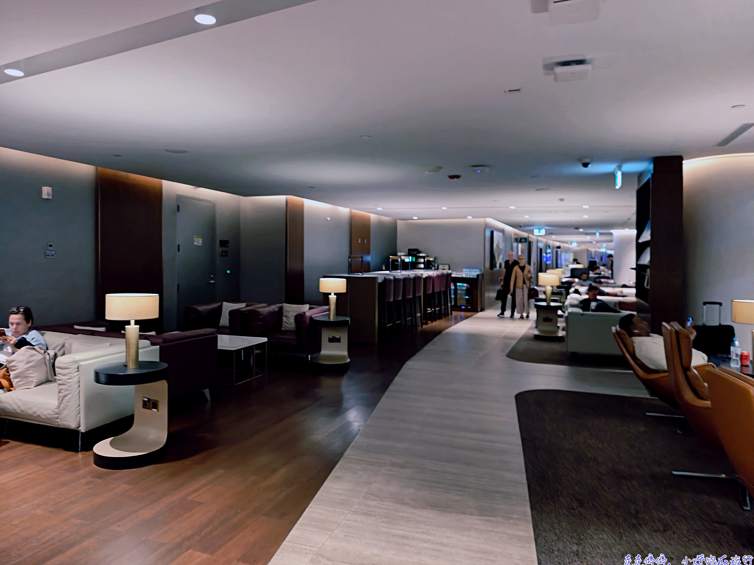阿布達比機場商務艙貴賓室完整攻略｜Etihad Lounge 三層樓像飯店，設計感十足，轉機吃飯、洗澡、休息一次搞定