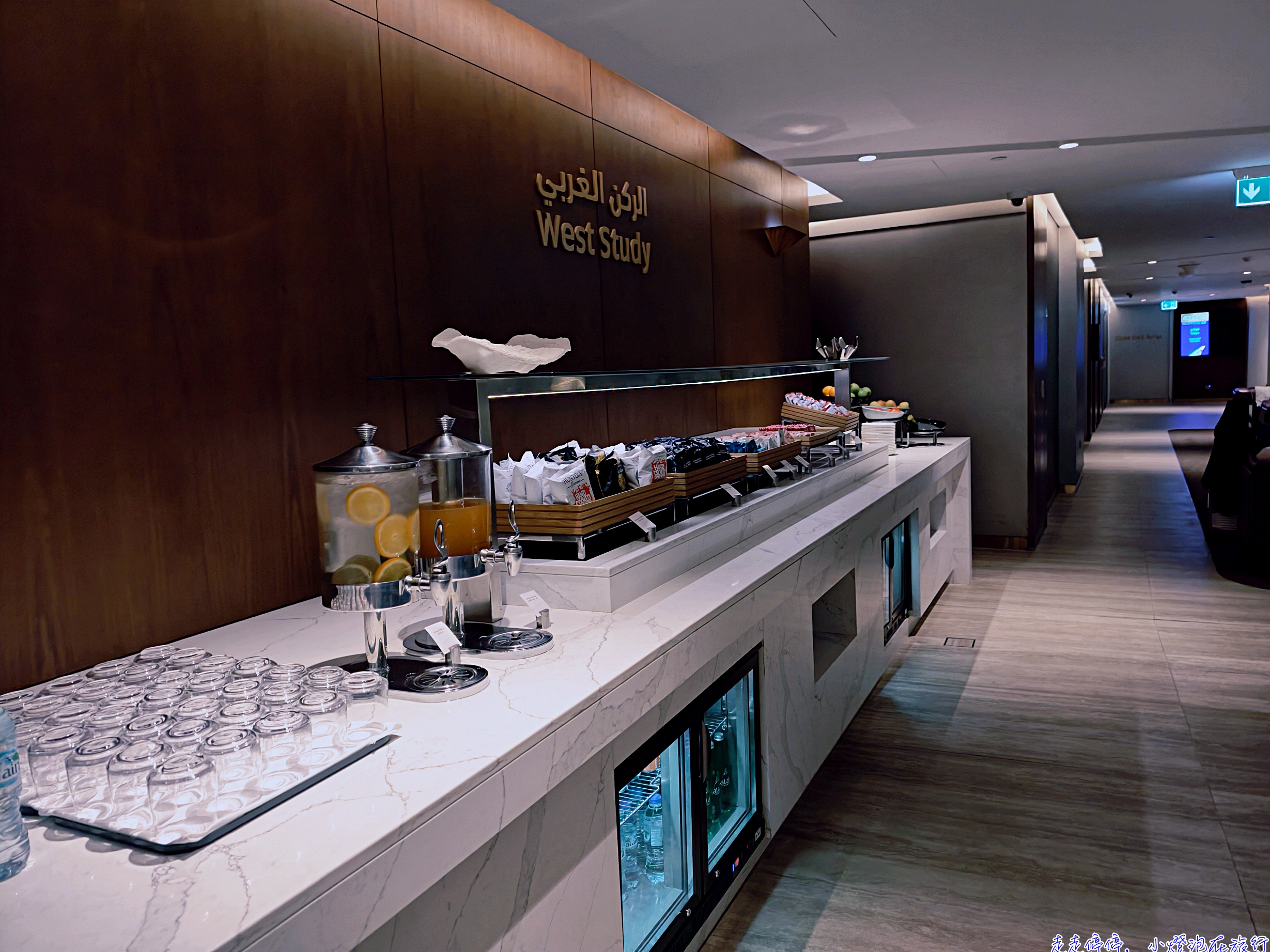 阿布達比機場商務艙貴賓室完整攻略｜Etihad Lounge 三層樓像飯店，設計感十足，轉機吃飯、洗澡、休息一次搞定