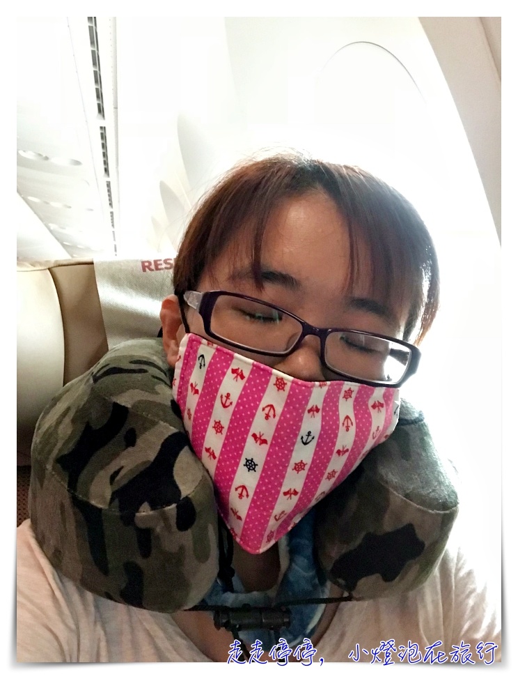 記憶頸枕團購推薦｜Cabeau 好用舒適旅行夥伴，收納體積小、支撐好、記憶性高，一秒升等商務艙～
